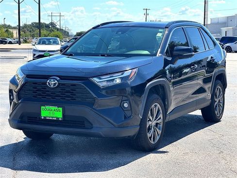Used 2022 Toyota RAV4 XLE Premium image 4