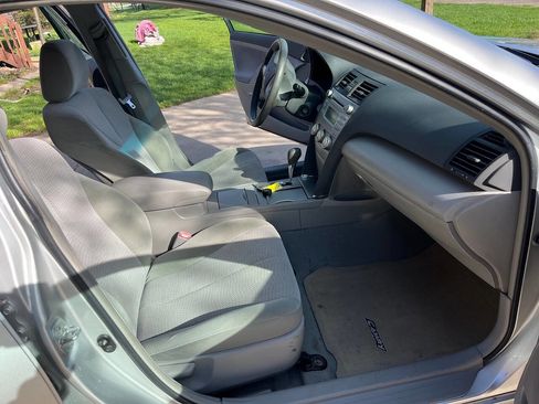 Used 2011 Toyota Camry LE FWD image 4