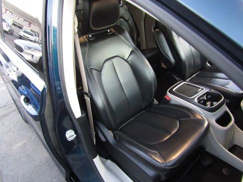 Used 2022 Chrysler Pacifica Touring-L FWD image 32