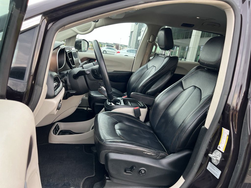 Used 2017 Chrysler Pacifica Touring-L FWD image 15