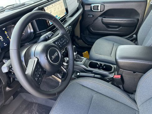 New 2025 Jeep Gladiator Willys image 10