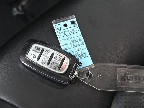 Used 2023 Chrysler Pacifica Touring-L FWD image 18