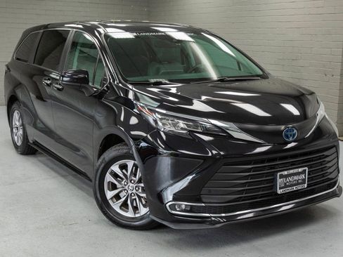 Used 2022 Toyota Sienna XLE image 7