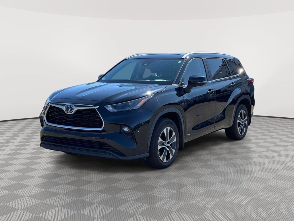 Used 2023 Toyota Highlander XLE AWD/4WD image 3