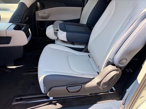 New 2026 Kia Carnival EX FWD image 11
