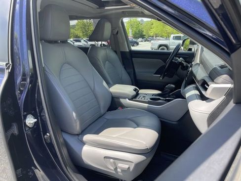 Used 2023 Toyota Highlander XLE AWD/4WD image 21