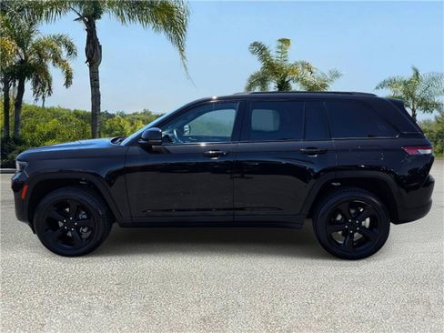 Certified 2022 Jeep Grand Cherokee Altitude AWD/4WD image 2