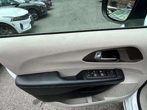 Used 2023 Chrysler Voyager LX FWD image 19
