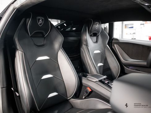 Used 2021 Lamborghini Huracan EVO RWD image 14