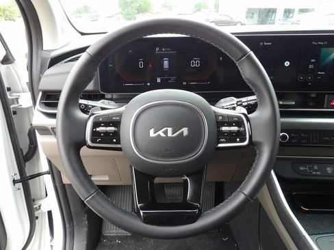Used 2026 Kia Carnival LXS FWD image 11