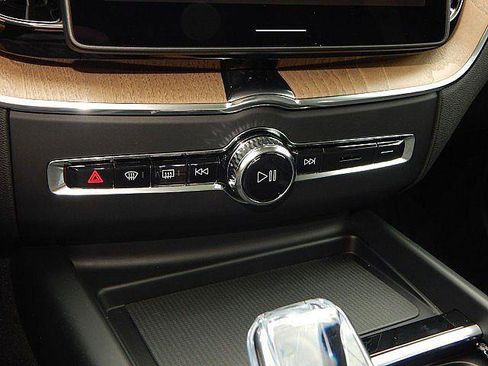 New 2026 Volvo XC60 B5 Plus w/ Protection Package Premier AWD/4WD image 18