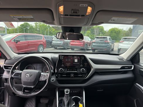 Used 2020 Toyota Highlander LE AWD/4WD image 29
