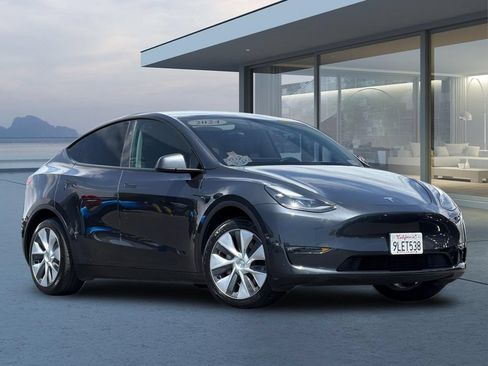 Used 2024 Tesla Model Y Long Range AWD/4WD image 2