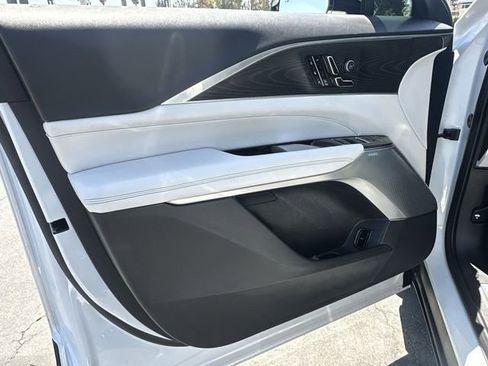 Used 2024 Cadillac Lyriq Luxury AWD/4WD image 23