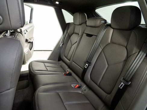 New 2026 Porsche Macan Base image 22