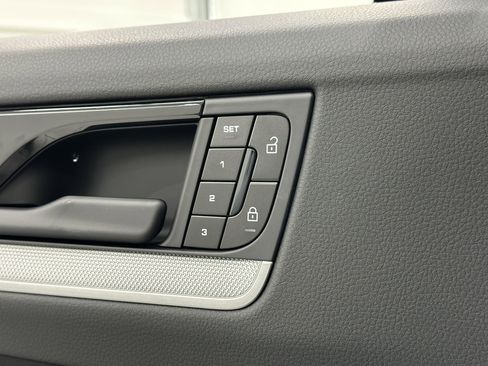 Certified 2025 Porsche Cayenne image 29