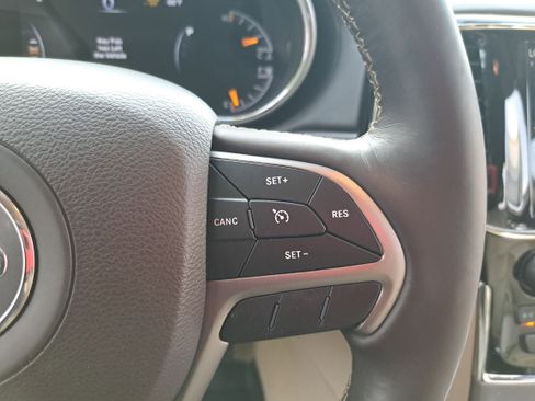 Used 2019 Jeep Grand Cherokee Overland AWD/4WD image 18
