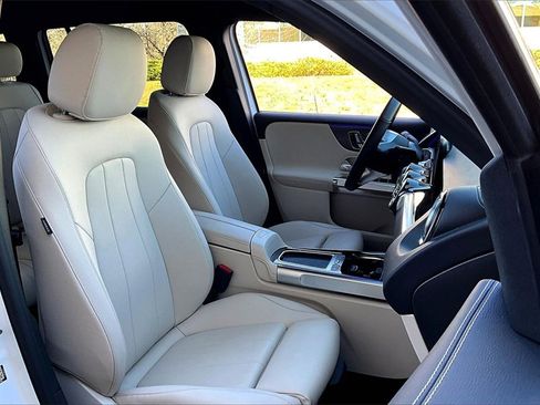 Used 2025 Mercedes-Benz GLB 250 4MATIC image 7