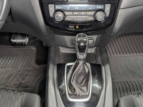 Used 2018 Nissan Rogue SV w/ Premium Package image 19