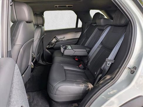 Used 2025 Land Rover Range Rover Sport SE image 18