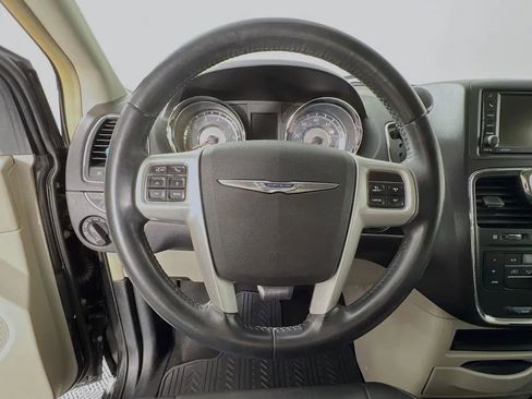 Used 2014 Chrysler Town & Country Touring image 12