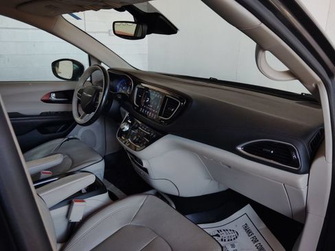 Used 2019 Chrysler Pacifica Limited w/ Advanced Safetytec Group FWD image 11
