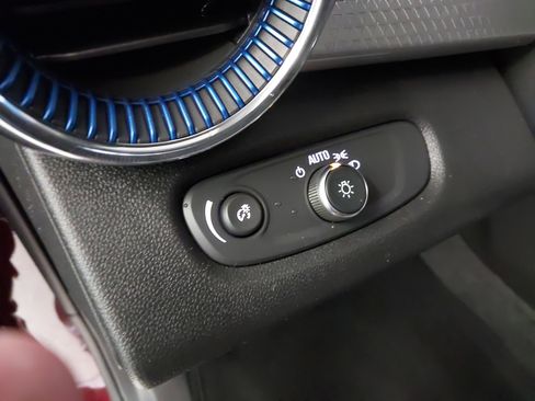 Used 2025 Chevrolet Trax LT w/ Driver Confidence Package image 24