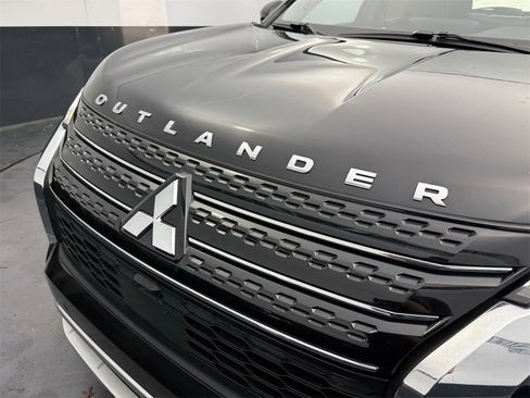 Used 2025 Mitsubishi Outlander SE image 32