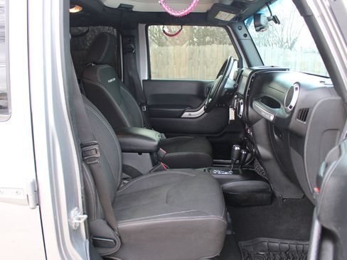 Used 2016 Jeep Wrangler Unlimited Rubicon w/ Connectivity Group image 34