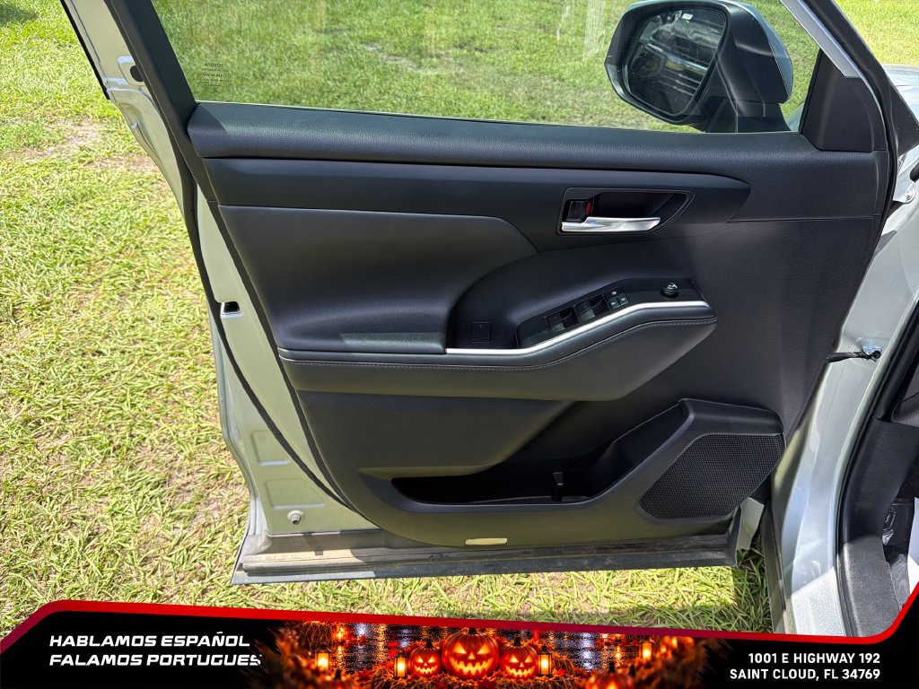 Used 2022 Toyota Highlander XLE FWD image 12