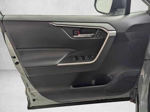 Used 2019 Toyota RAV4 XLE Premium image 17