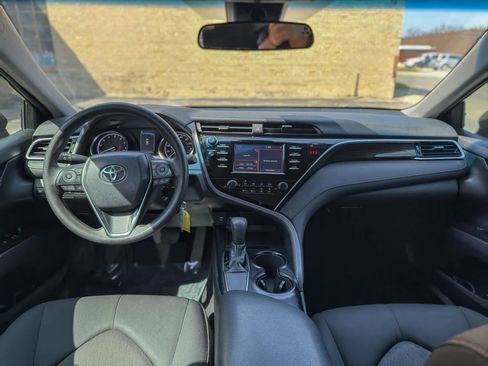 Used 2018 Toyota Camry LE image 10