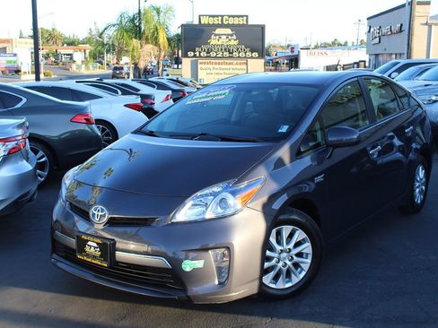 Used 2015 Toyota Prius Prime Plug-In Hybrid FWD image 2