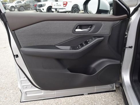 Used 2023 Nissan Rogue SV image 19