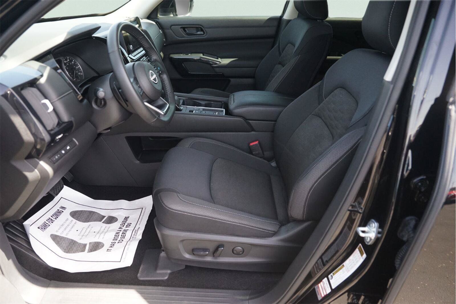 Used 2025 Nissan Pathfinder SV FWD image 9