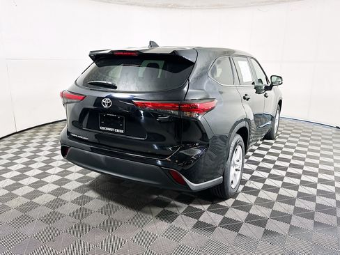 Used 2023 Toyota Highlander L FWD image 3