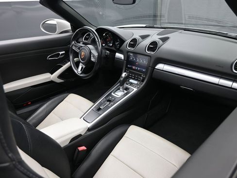 Used 2018 Porsche 718 Boxster image 12