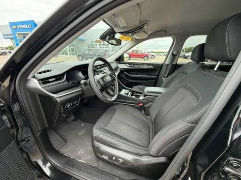 Used 2023 Jeep Grand Cherokee Laredo AWD/4WD image 16