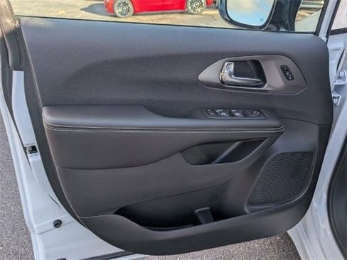 New 2026 Chrysler Pacifica Select image 15