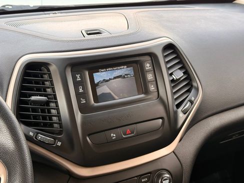Used 2018 Jeep Cherokee Latitude w/ Safety Group AWD/4WD image 32