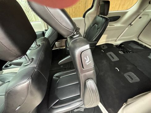 Used 2024 Chrysler Pacifica Touring-L FWD image 34