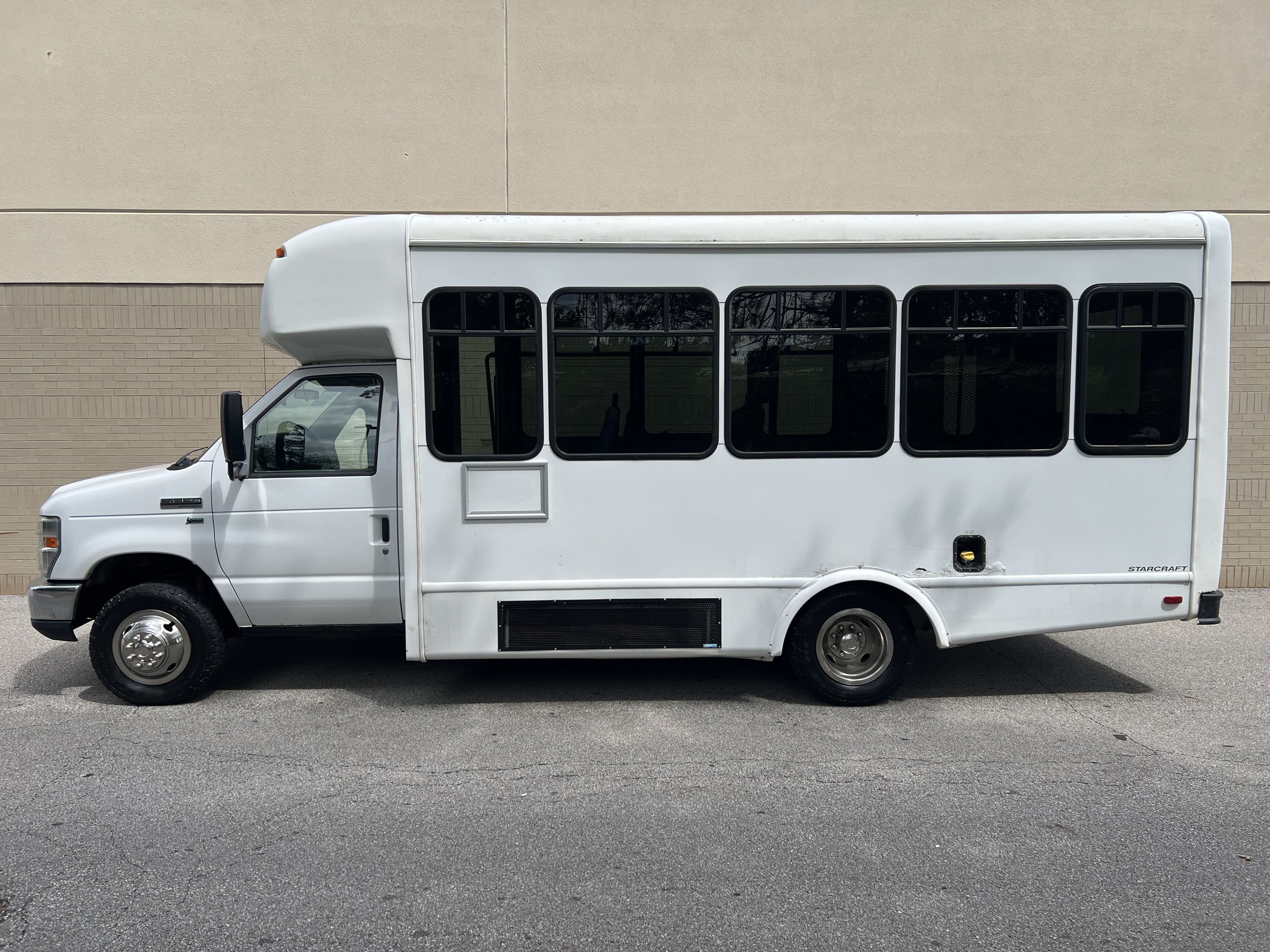 Used 2013 Ford E-350 and Econoline 350 Super Duty w/ Shuttle Bus Prep Pkg RWD image 3