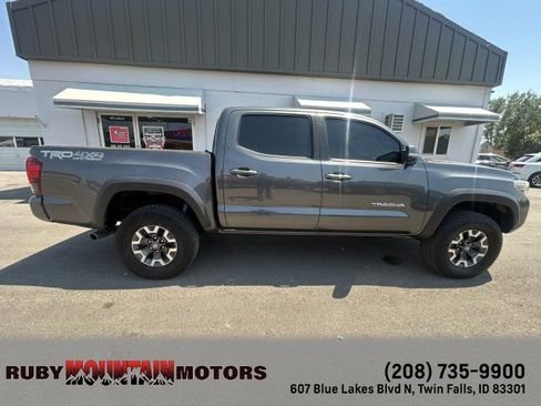 Used 2018 Toyota Tacoma TRD Off-Road w/ Technology Package AWD/4WD image 22
