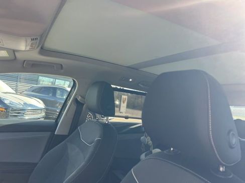 Used 2024 Volkswagen Taos SE w/ Panoramic Sunroof Package image 6