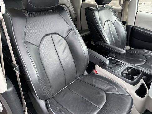 Used 2020 Chrysler Pacifica Limited image 22