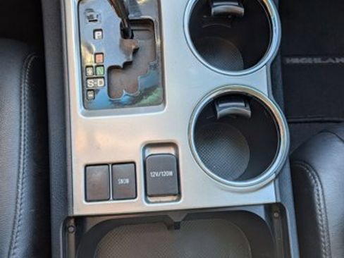 Used 2012 Toyota Highlander SE w/ Tow Pkg image 18