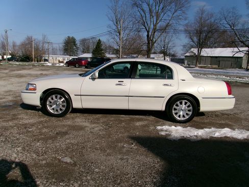 Used 2007 Lincoln Town Car Signature Limited image 2