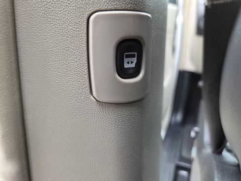 Used 2014 Chrysler Town & Country Touring w/ Driver Convenience Group FWD image 36