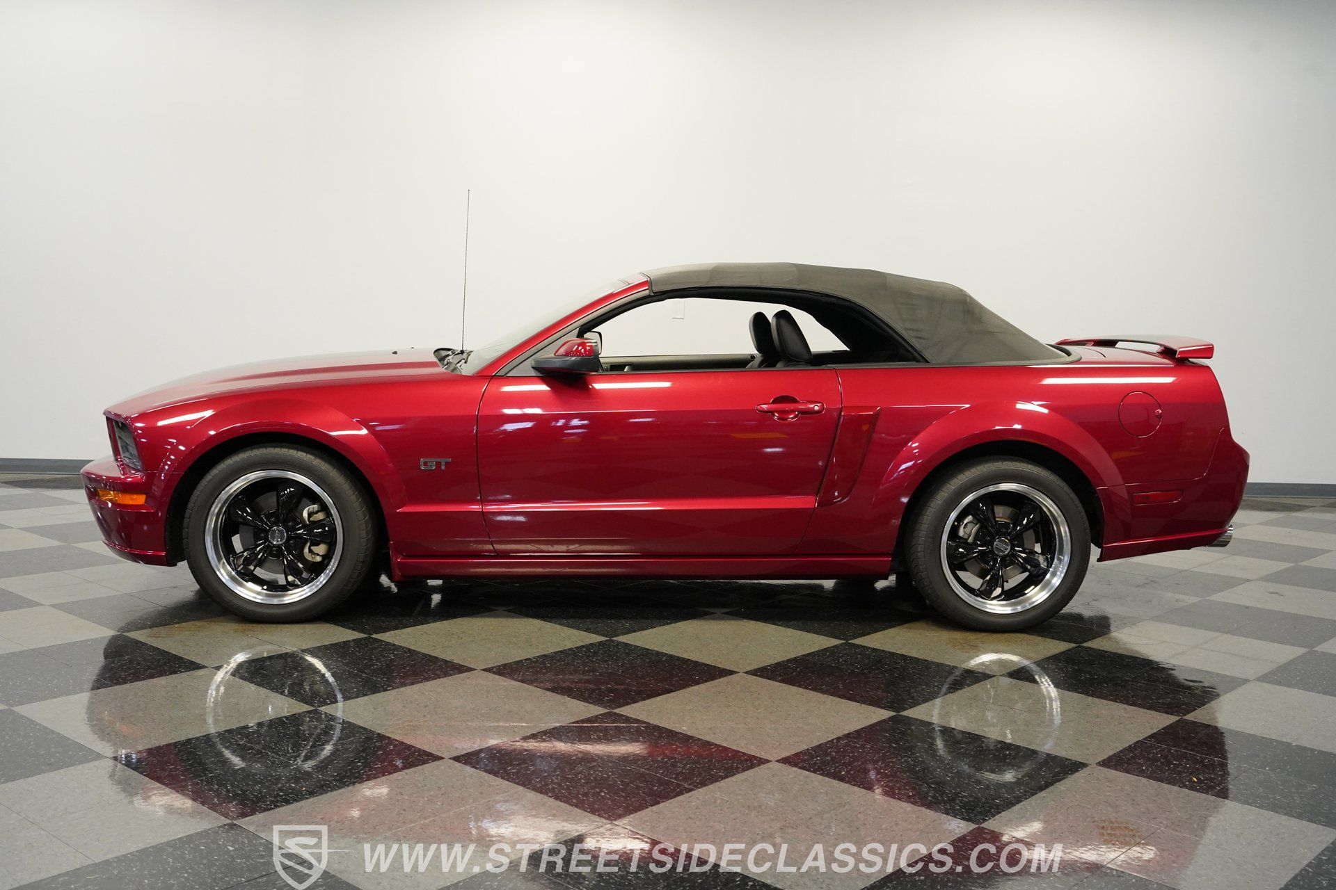 Used 2006 Ford Mustang GT RWD image 2