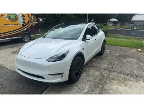 Used 2024 Tesla Model Y Long Range AWD/4WD image 1